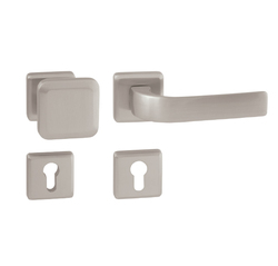 Kľučky na spevnených hranatých rozetách bez prekrytia vložky Strieborný Mariani