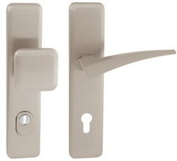 Kľučky na spevnených hranatých štítoch s prekrytím vložky Strieborný Mariani