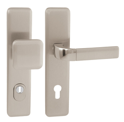 Kľučky na spevnených hranatých štítoch s prekrytím vložky Kombinovaný Mariani