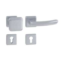 Kľučky na spevnených hranatých rozetách bez prekrytia vložky Strieborný Mariani