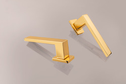 Kľučky na obdĺžnikových rozetách Zlatý APRILE