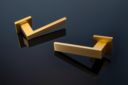 Kľučky na hranatých rozetách Zlatý APRILE