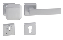 Kľučky na spevnených hranatých rozetách s prekrytím vložky Strieborný Mariani