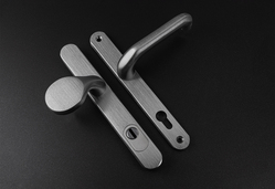 Kľučky na bezpečnostných oválnych štítoch s prekrytím vložky Strieborný MPK