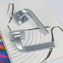 Kľučky na hranatých rozetách Strieborný COLOMBO