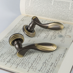 Kľučky na okrúhlych rozetách Bronzový COLOMBO